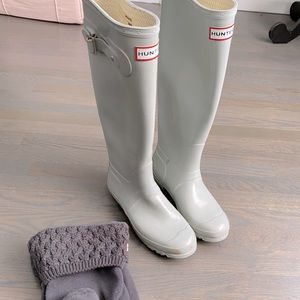 Tall, size 8 light grey hunter rain boots + socks
